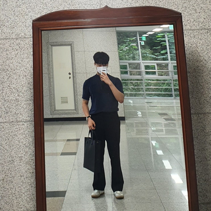 남자 옷 코디 : 독일군 스니커즈 검은색 토트백 남자 옷 코디 : 독일군 스니커즈 검은색 토트백