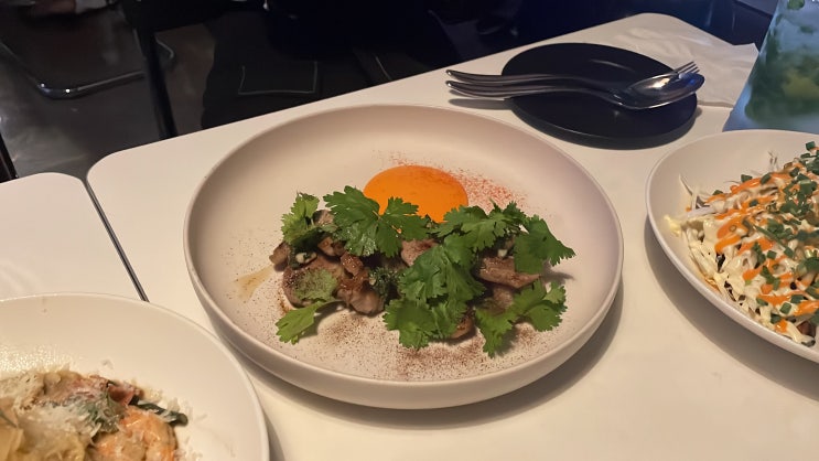 [가로수길맛집] 힙한 분위기에 음식이 맛있고, 와인 마시기 좋은 '프레임'
