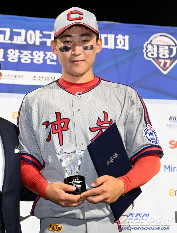 신영우, 이로운, 김건희, 김범석, 이호성, 최준호,<b>김정운</b>)