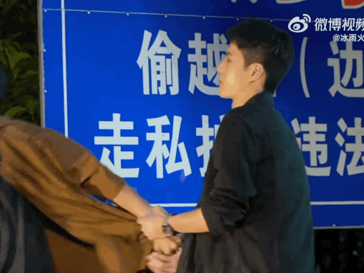  <왕이보 중드 빙우화冰雨火-26화第二十六集-刘队帮姜磊押车 >陈宇呀진우야!!!그 총 내려놔!!!!把枪放下!!!!!