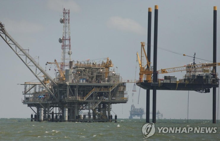 친환경 선전하더니 뒤에선 "그걸 왜 해"…딱 걸린 석유업계 친환경 선전하더니 뒤에선 "그걸 왜 해"…딱 걸린 석유업계