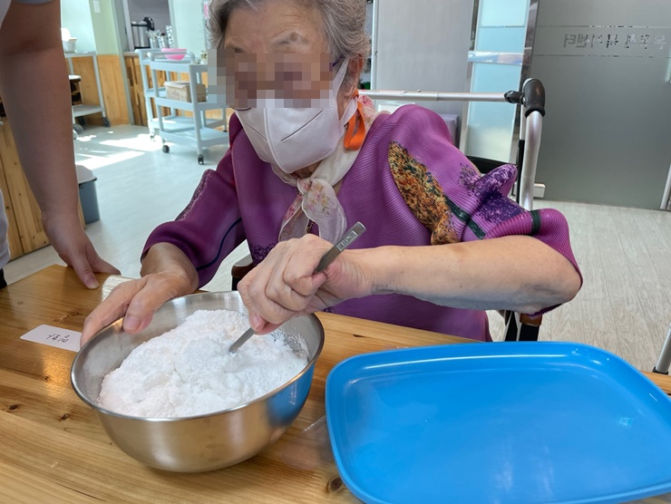  김해주간보호센터, 장유주간보호센터 국내최고의 프리미엄 온유한주간보호센터 인지활동 - 송편만들기