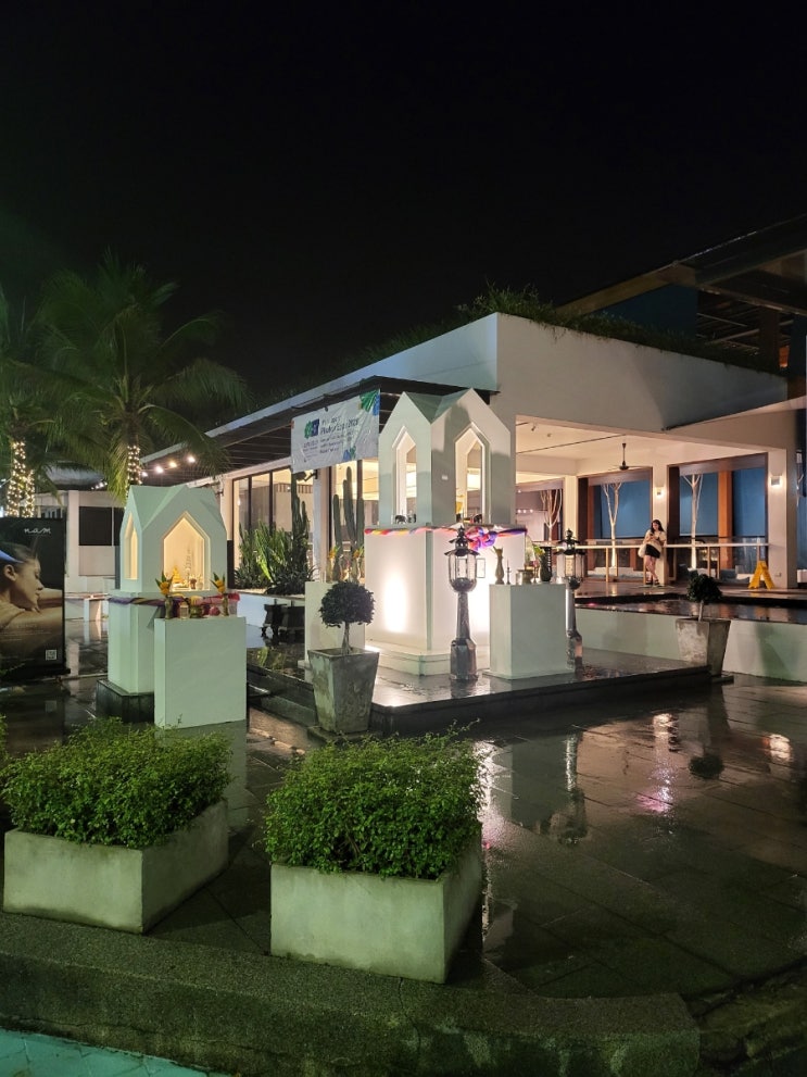   태국 여행 푸켓 X2 바이브 푸켓 빠통 호텔(구 냅 파통) Kan's haus cafe and bistro patong beach