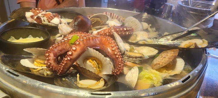  경기도 안산에서 푸짐한 조개전골 맛집인 [택이네조개전골] 입니다.