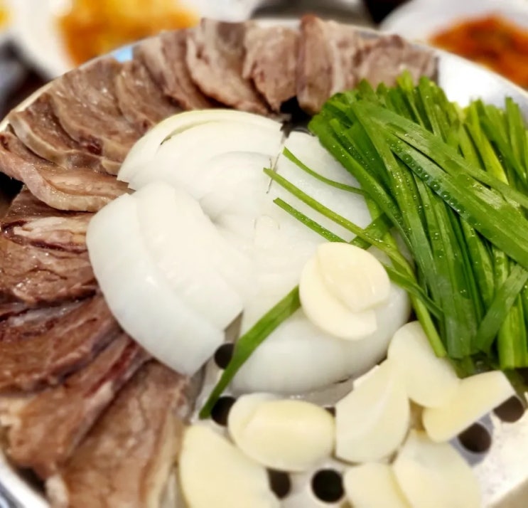  명동 곰국시집은 원뿔 투뿔 한우 육수만 고집하는 집. 곰국 육수가 진국이라 국수 한그릇이 지친 몸 달래줘요