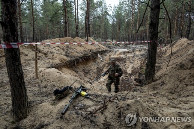 젤렌스키 "러시아군, 매장된 이들에 재미 삼아 총질" 젤렌스키 "러시아군, 매장된 이들에 재미 삼아 총질"