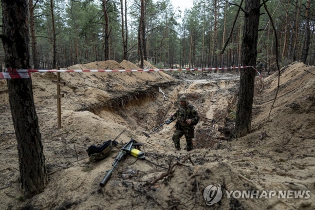 젤렌스키 "러시아군, 매장된 이들에 재미 삼아 총질"