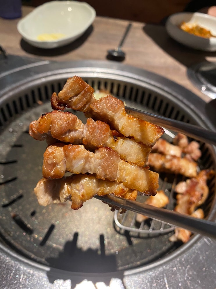  9/18 (3) 서울 가락동 맛집:) 맛찬들 왕소금구이 가락점에서, 룰렛 돌리는 재미와, 친절한 직원분께서 그릴링 서비스까지. 집게와 가위️ 들지마! 젓가락c과 수저c 들자