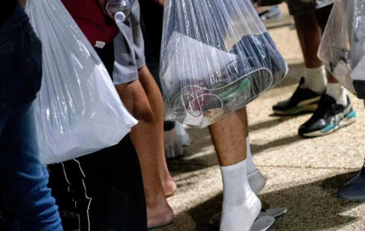 텍사스는 전국의 도시로 이민자들을 계속 보낼 것을 맹세합니다: '우리는 그들을 당신의 이웃으로 보낼 것이고 우리는 그 버스들을 계속 올 것입니다.' 텍사스는 전국의 도시로 이민자들을 계속 보낼 것을 맹세합니다: '우리는 그들을 당신의 이웃으로 보낼 것이고 우리는 그 버스들을 계속 올 것입니다.'