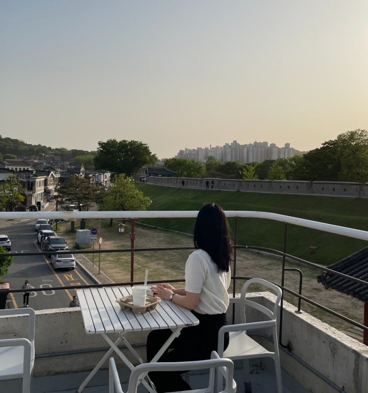  이미 너무 유명한 행궁동 성곽뷰 카페, 정지영커피로스터즈 장안문점