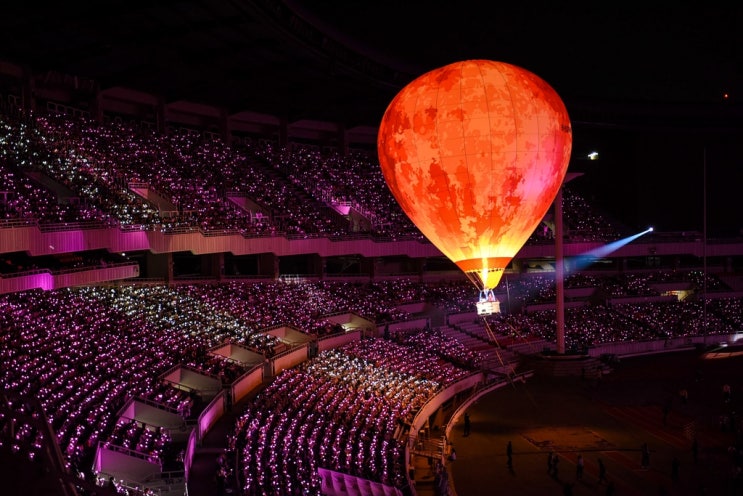 아이유 데뷔 14주년 콘서트, 잠실 주경기장 가득 채워 "석양질 때 '에잇' 부르고파" 3년 만에 콘서트 소감