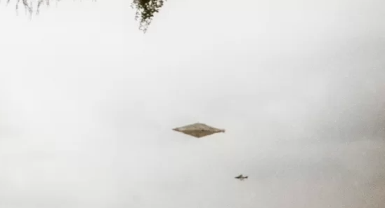 32년 전 촬영된 다이아몬드 형체의 미확인비행물체(UFO)의 모습. 오른쪽 아래엔 비행 중인 영국 공군기
