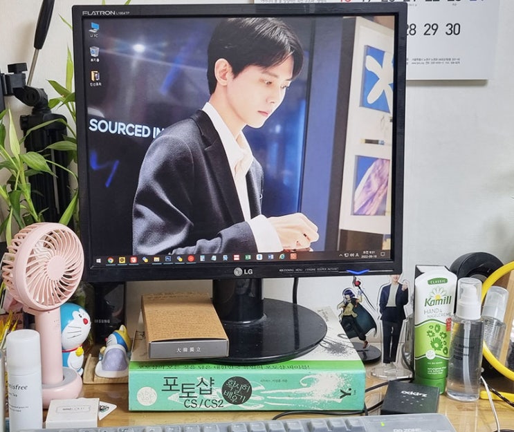  컴 책상 달라 진 점 찾기? 집 모니터 첨으로 높임 ㅋㅋ 목디스크 때문에 후두신경통으로 -ㅇ-;ㄷㄷ