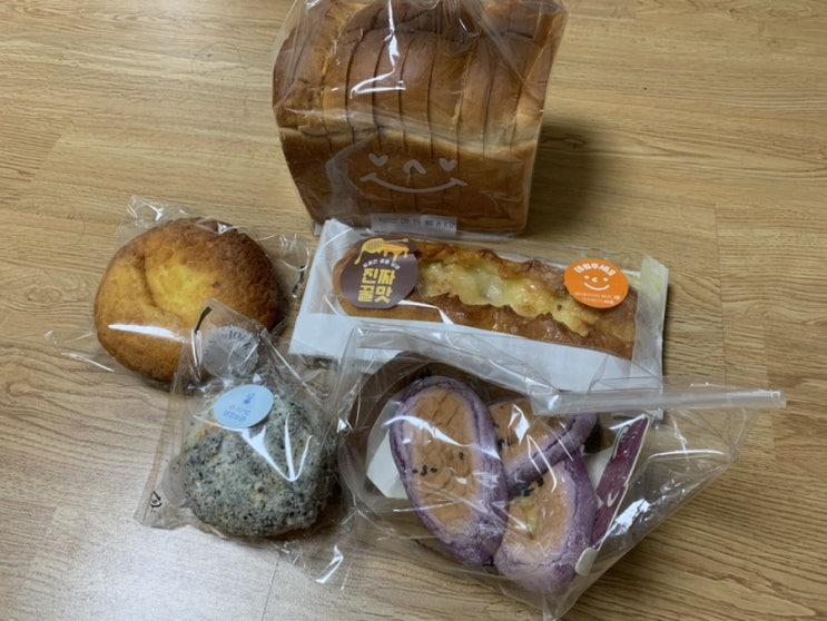 뚜레주르 맛있는 빵 추천! 신상빵 후기! 쫀득 고구마 호떡, 치즈방앗간, 고소한흑임자크림빵, 마담얼그레이번, 겉바속촉꿀버터바게트, 옥수수범벅, 곡물식빵 등등 뚜레주르 맛있는 빵 추천! 신상빵 후기! 쫀득 고구마 호떡, 치즈방앗간, 고소한흑임자크림빵, 마담얼그레이번, 겉바속촉꿀버터바게트, 옥수수범벅, 곡물식빵 등등