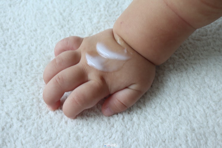 촉촉함 가득한 에스트라 더마베이비 프로 아기 로션 & 크림 신생아 때부터 사용해요.