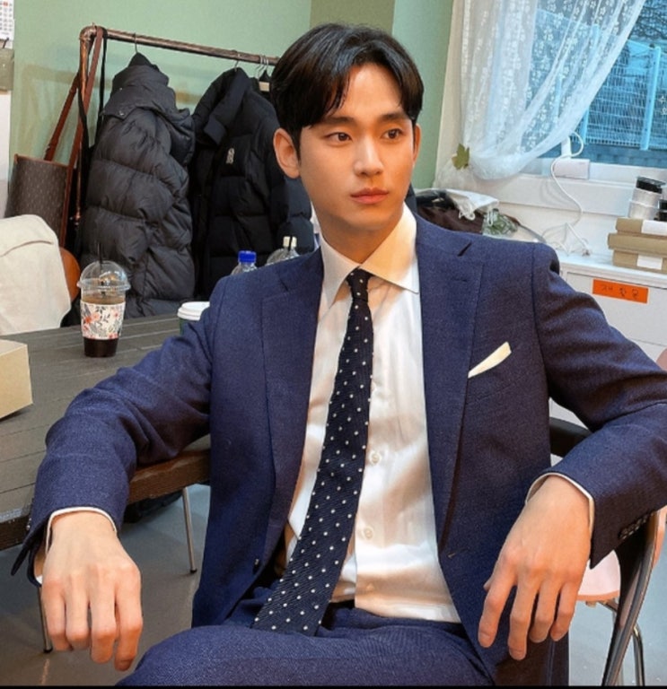 배우 <b>김수현</b>, <b>아이유 콘서트</b> 티켓팅 성공?