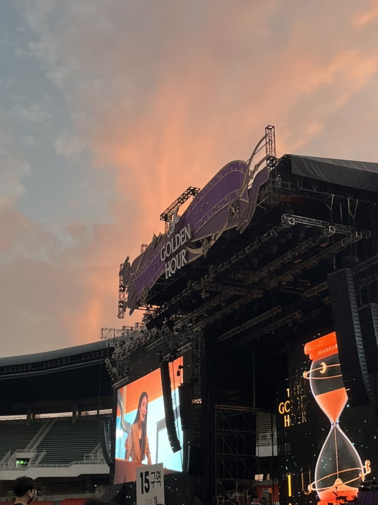  열다섯번째 주챌_아이유콘서트_골든아워c