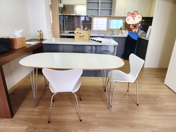  김해가구단지_오늘의 집! 호텔침대 프레임과 화이트식탁으로 모던하게 꾸민 김해 주촌 센텀큐시티
