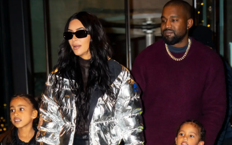 Kanye West는 Kim Kardashian이 '80%의 시간 동안' 그들의 아이들을 가지고 있다는 것을 인정합니다. Kanye West는 Kim Kardashian이 '80%의 시간 동안' 그들의 아이들을 가지고 있다는 것을 인정합니다.