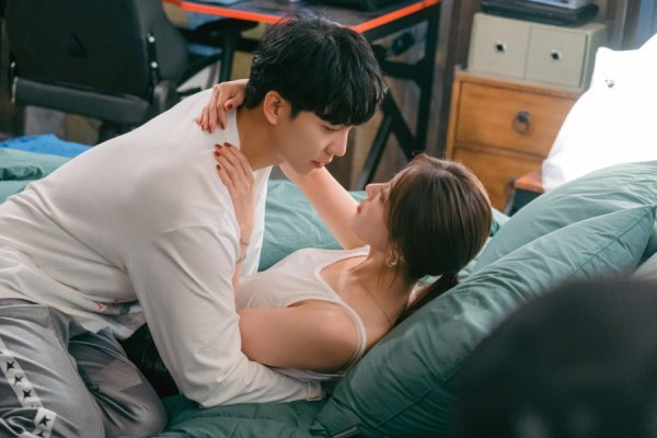 '법대로 사랑하라' 이승기·이세영, 아슬아슬 침대 투샷...키스신 이어 베드신까지? 눈빛이 심상찮다 '법대로 사랑하라' 이승기·이세영, 아슬아슬 침대 투샷...키스신 이어 베드신까지? 눈빛이 심상찮다