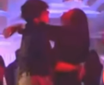 뷔 제니 침대 위 고양이 셀카 유출됐다... 블랙핑크 프라이빗 리스닝 파티 참석 사진 의혹... 다정한 커플의 모습 갑론을박 뷔 제니 침대 위 고양이 셀카 유출됐다... 블랙핑크 프라이빗 리스닝 파티 참석 사진 의혹... 다정한 커플의 모습 갑론을박