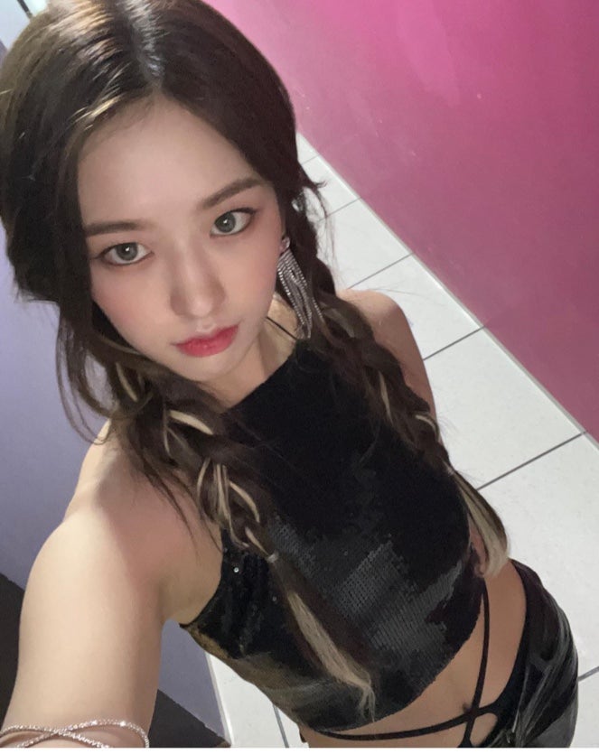 아이브 안유진배경화면 사복 영어 셀카 나이