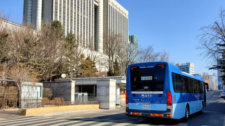  법원과 언론에 호소할 공간이 필요합니다.