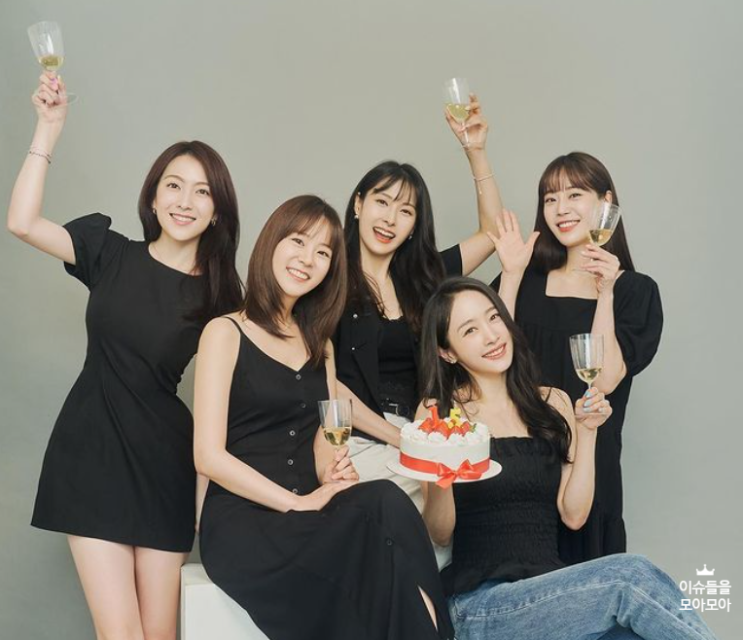 가수 <b>카라</b> 11월에 <b>완전체</b>로 컴백 확정 <b>15주년</b> 기념 앨범... 