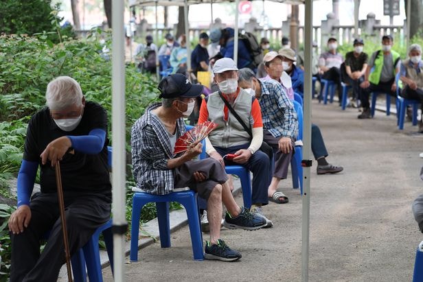 "국민연금 수급 연령 빨리 안 올리면…" OECD의 경고 "국민연금 수급 연령 빨리 안 올리면…" OECD의 경고