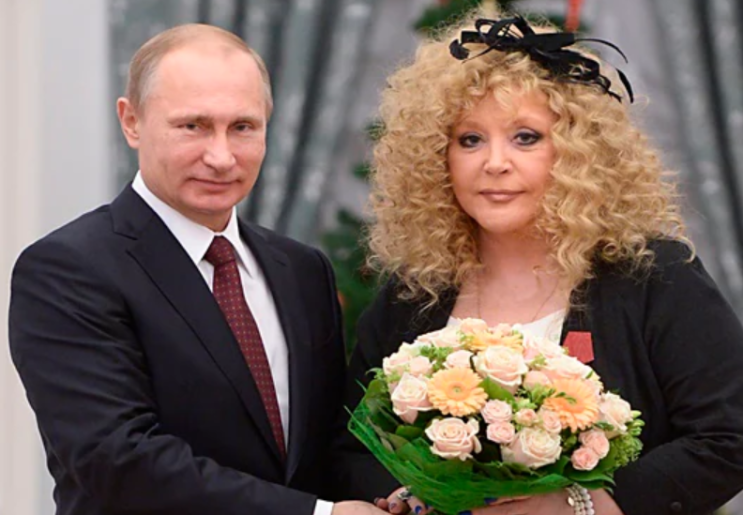 러시아의 상징적인 가수가 '외국인 에이전트'로 임명되기를 요청합니다.