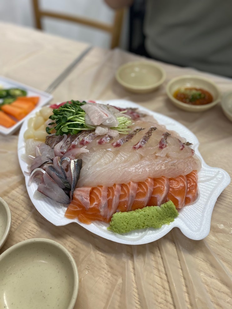  9/17 (4) 노량진 수산시장 횟집 추천:) 112 입니다~~ 여기 밥도둑이 있어서 연락드렸어요. 노량진 수산시장 112번 주문진에서, '싱싱한 모듬회 小' 하나 주이小 맛 좋小