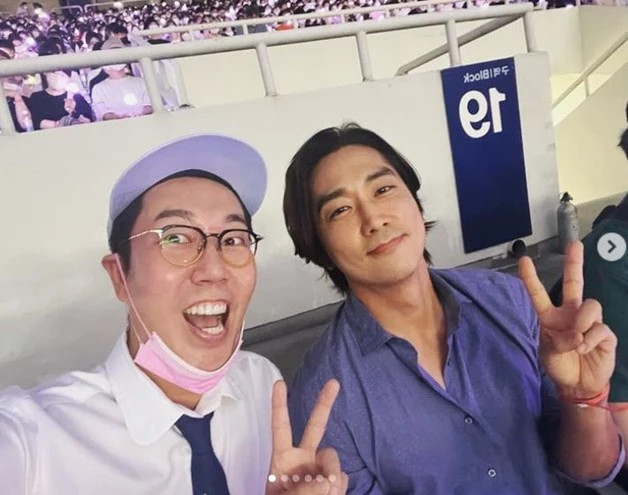 방송인 김영철, 톱배우 송승헌과 아이유 콘서트 관람 인증 후기 공개 "아이유, 너로 인해 행복했다" 방송인 김영철, 톱배우 송승헌과 아이유 콘서트 관람 인증 후기 공개 "아이유, 너로 인해 행복했다"
