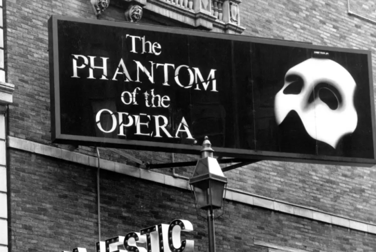 '오페라의 유령'은 브로드웨이에서 35년 만에 2023년에 폐막합니다. 여기 그 쇼의 역사적인 공연에서 나온 10장의 놀라운 사진들이 있습니다.