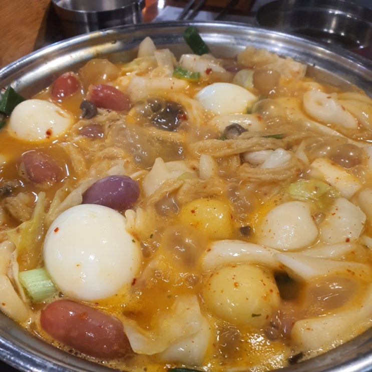  두끼 동성로점: 맛있다. 10대들의 걸쭉한 욕설은 덤/성인 9900원 무한리필 떡볶이/튀김도 존맛/푹 끓이는 게 팁