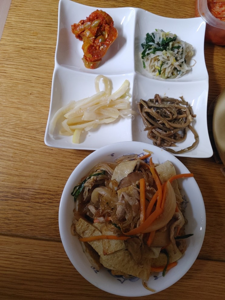  오늘저녁은 냉장고 파먹기~나물이랑 스팸 . 햄 .전~다 넣고 섞어찌개다.