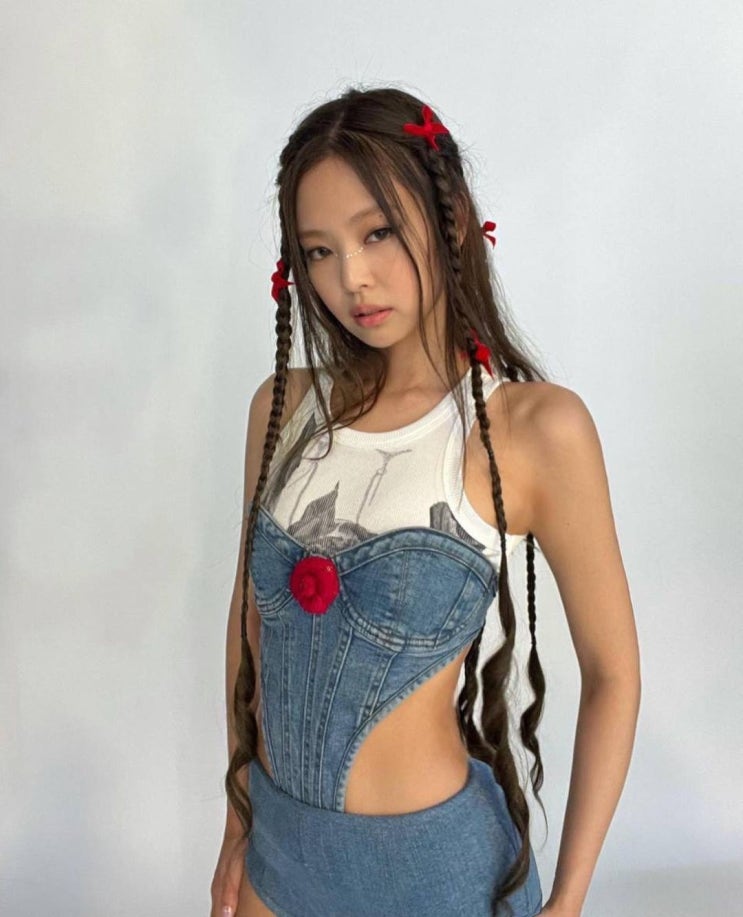 블랙핑크 제니, 옆구리 훅 파여 속살 드러난 탱크톱 멜빵 바지 입은 파격 의상...샤넬 부츠로 럭셔리 완성 블랙핑크 제니, 옆구리 훅 파여 속살 드러난 탱크톱 멜빵 바지 입은 파격 의상...샤넬 부츠로 럭셔리 완성