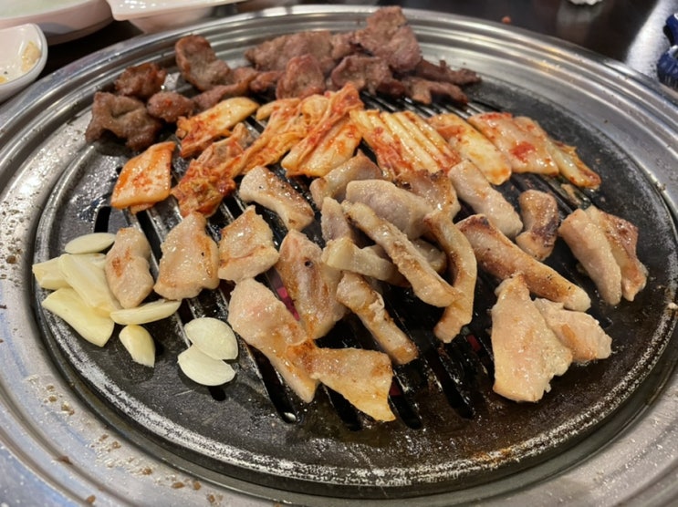  홍대 고깃집 홍대입구역 고기집 - 통통돼지뽈살 
