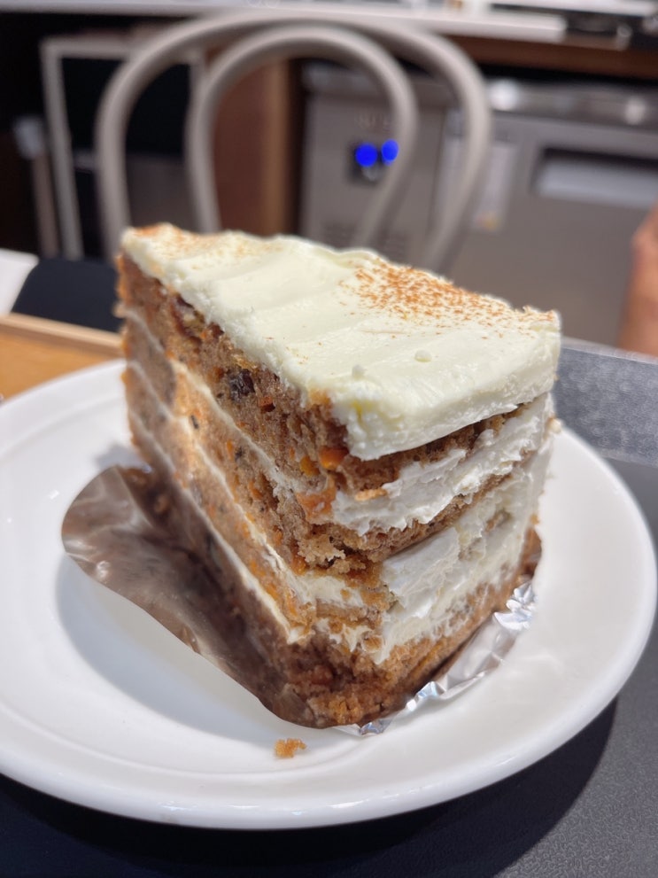  커피맛도 좋고 손님들을 향한 오픈키친이 인상적이었던 커피샵 플러터 카페