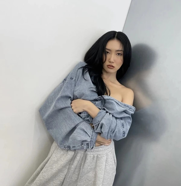 SNS에 올라온 마마무 화사 근황, 누드톤 상의 의상 입고 볼륨감 있는 매력 몸매 뽐내 SNS에 올라온 마마무 화사 근황, 누드톤 상의 의상 입고 볼륨감 있는 매력 몸매 뽐내