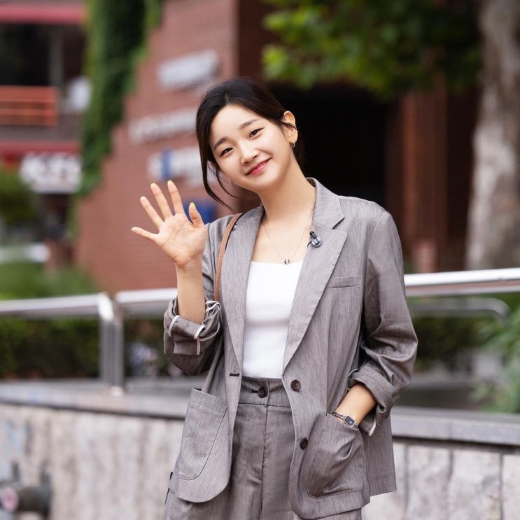 박소담, 갑상선암 회복 중인 근황 알려...회색 캐주얼 정장으로 건강한 미소 지으며 매력 발산 박소담, 갑상선암 회복 중인 근황 알려...회색 캐주얼 정장으로 건강한 미소 지으며 매력 발산