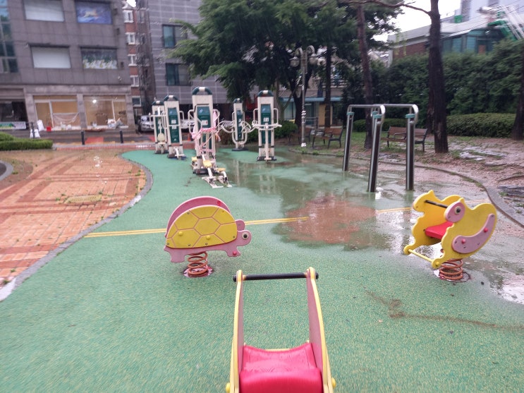 비 오는 날 찍은 경기도 용인시 미르어린이공원(=경기아이누리놀이터) 풍경입니다.