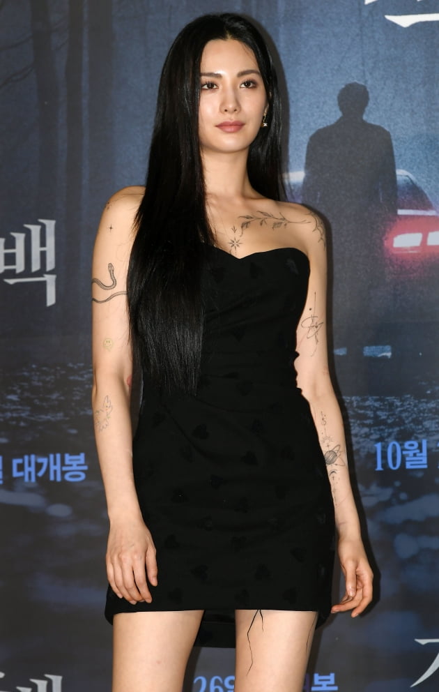 배우 나나, 돋보이는 전신 타투의 비밀...다음 노출 때 밝혀진다 "파격적인 모습에 팬들 놀라" 배우 나나, 돋보이는 전신 타투의 비밀...다음 노출 때 밝혀진다 "파격적인 모습에 팬들 놀라"