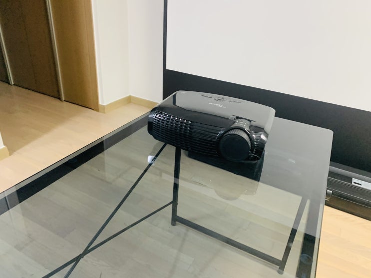  큰 원룸에 빔프로젝터랑 빔스크린 활용한 티비 만들기