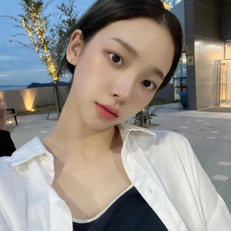 그룹 에스파 카리나, 어깨를 드러낸 얇은 끈 원피스 입고 포즈...쇄골 라인 보이며 무결점 미모 그룹 에스파 카리나, 어깨를 드러낸 얇은 끈 원피스 입고 포즈...쇄골 라인 보이며 무결점 미모