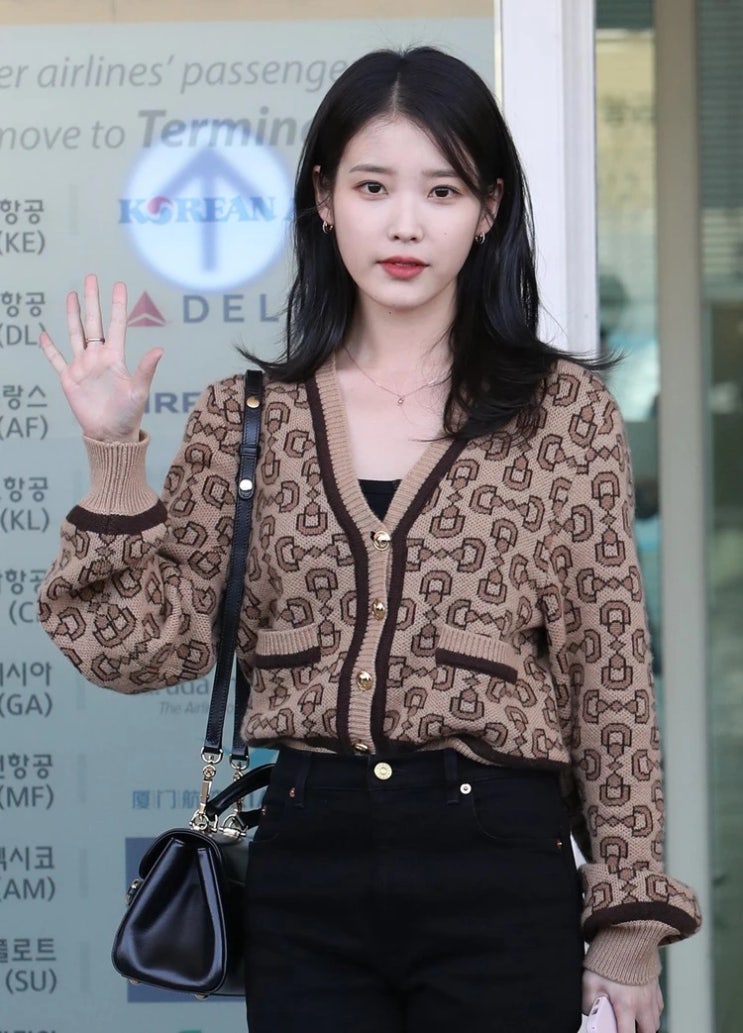 오늘(22일) 밀라노로 출국하는 아이유, 공항에서 팬과 몰래 한 말 그대로 찍혔다 오늘(22일) 밀라노로 출국하는 아이유, 공항에서 팬과 몰래 한 말 그대로 찍혔다