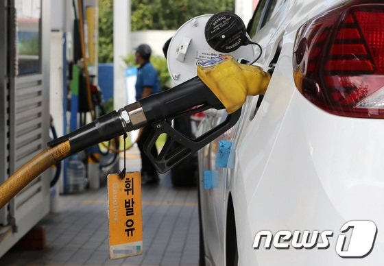 OECD 지적한 '유류세 인하 축소 필요'…정부는 "연말까진 유지"