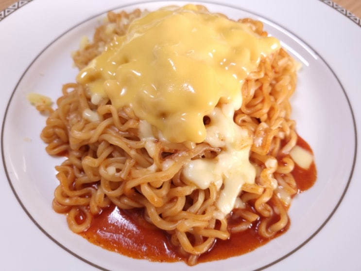  늦은 점심~ 불닭볶음면 치즈 올려서 맛있게 만들어 먹기(불닭볶음면 칼로리)
