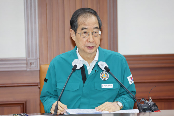 <b>한덕수</b> 국무<b>총리</b> “야외마스크 착용의무 전면해제…실내는... 