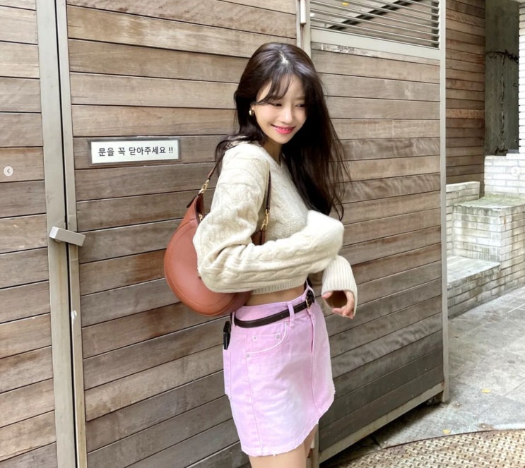 이미주 여친룩 코디 러블리한 <b>크롭</b> 니트 <b>미니 스커트</b> 브랜드는?