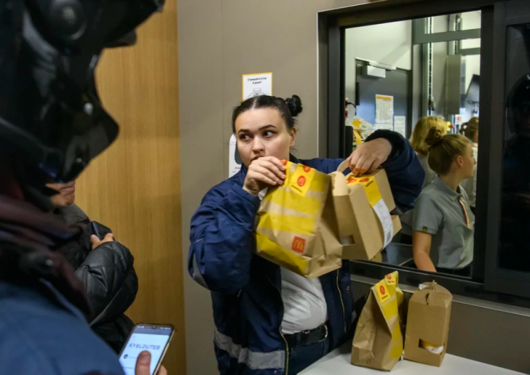 맥도날드가 우크라이나에서 재개장하여 고객의 향수와 미래의 희망을 충족시킵니다.